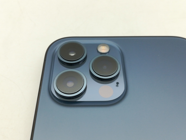 【中古】Apple au 【SIMロック解除済み】 iPhone 12 Pro Max 256GB パシフィックブルー MGD23J/A【広島本通】保証期間１ヶ月【ランクA】