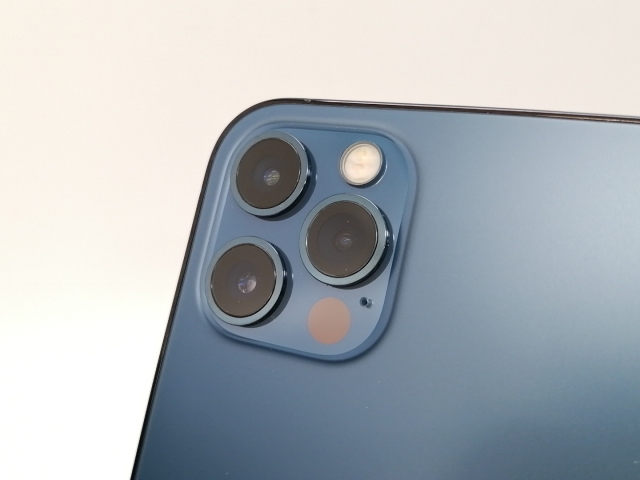 【中古】Apple docomo 【SIMロック解除済み】 iPhone 12 Pro Max 128GB パシフィックブルー MGCX3J/A【三宮センター】保証期間１週間【ランクC】_6