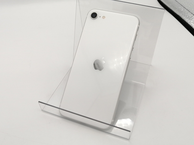 【中古】Apple au 【SIMロック解除済み】 iPhone SE（第2世代） 128GB ホワイト MXD12J/A【広島本通】保証期間１ヶ月【ランクC】