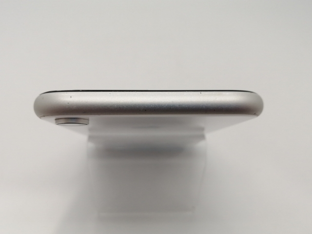 【中古】Apple docomo 【SIMロック解除済み】 iPhone XR 64GB ホワイト MT032J/A【広島本通】保証期間１ヶ月【ランクC】_2