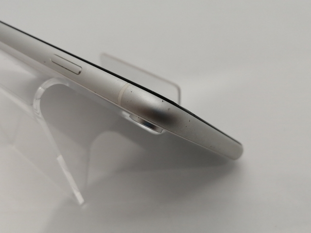 【中古】Apple docomo 【SIMロック解除済み】 iPhone XR 64GB ホワイト MT032J/A【広島本通】保証期間１ヶ月【ランクC】_9