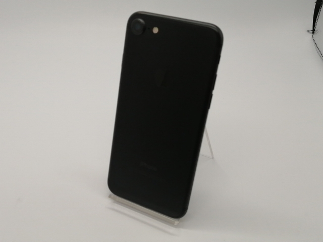 中古】Apple au 【SIMロック解除済み】 iPhone 7 32GB ブラック