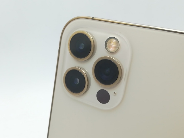 【中古】Apple au 【SIMロック解除済み】 iPhone 12 Pro 128GB ゴールド MGM73J/A【柏】保証期間１週間【ランクC】_6