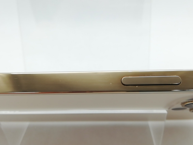 【中古】Apple au 【SIMロック解除済み】 iPhone 12 Pro 128GB ゴールド MGM73J/A【柏】保証期間１週間【ランクC】_7