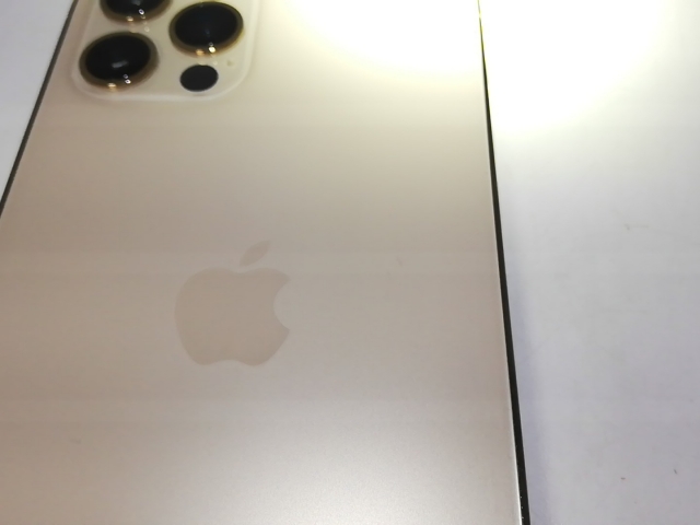【中古】Apple au 【SIMロック解除済み】 iPhone 12 Pro 128GB ゴールド MGM73J/A【柏】保証期間１週間【ランクC】_9