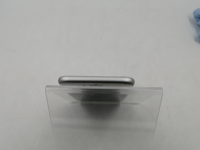 【中古】Apple docomo 【SIMロック解除済み】 iPhone 8 64GB シルバー MQ792J/A【千葉】保証期間１ヶ月【ランクC】_4