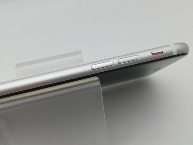 【中古】Apple au 【SIMロック解除済み】 iPhone SE（第2世代） 64GB ホワイト MHGQ3J/A（後期型番）【中野】保証期間１ヶ月【ランクB】