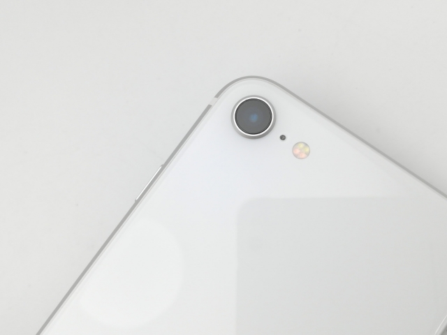 【中古】Apple au 【SIMロック解除済み】 iPhone SE（第2世代） 64GB ホワイト MHGQ3J/A（後期型番）【中野】保証期間１ヶ月【ランクB】