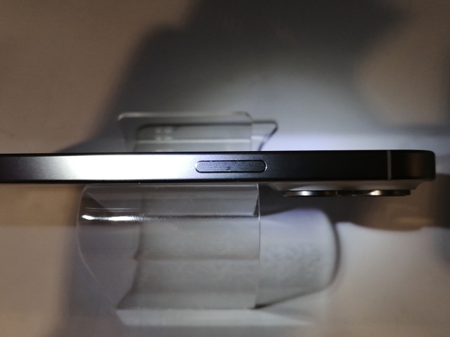 【中古】Apple 国内版 【SIMフリー】 iPhone 15 Pro 256GB ホワイトチタニウム MTUD3J/A【高崎モントレー】保証期間１ヶ月【ランクC】_6