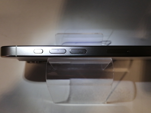【中古】Apple 国内版 【SIMフリー】 iPhone 15 Pro 256GB ホワイトチタニウム MTUD3J/A【高崎モントレー】保証期間１ヶ月【ランクC】_7