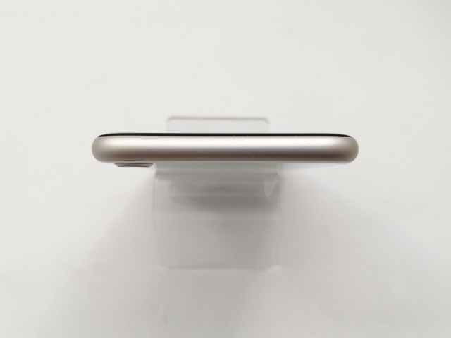 【中古】Apple au 【SIMフリー】 iPhone SE（第3世代） 128GB スターライト MMYG3J/A【宇田川】保証期間１ヶ月【ランクC】