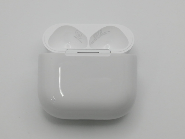 中古品〕 AirPods 4 アクティブノイズキャンセリング搭載 MXP93J／A