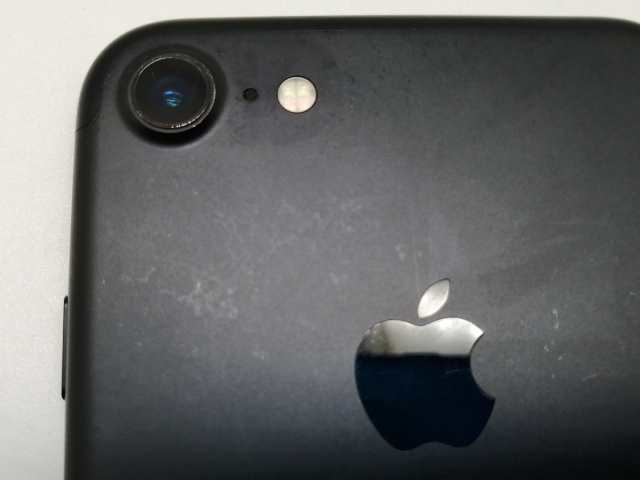 中古】Apple au 【SIMロック解除済み】 iPhone 7 32GB ブラック MNCE2J