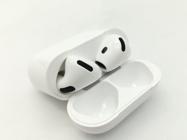 中古】Apple AirPods 4 アクティブノイズキャンセリング搭載