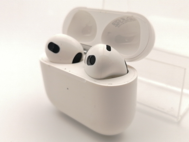 AirPods3 本体 ホワイト magsafe対応ケース付き MME73J/A アップル(Apple) MME73J/A AirPods (第3世代) ワイヤレス