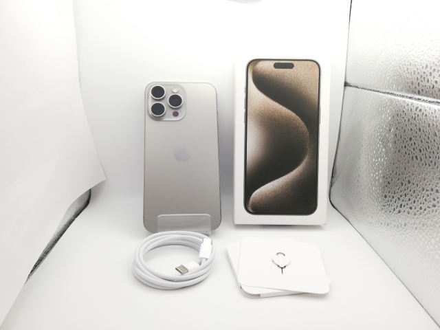 【中古】Apple 国内版 【SIMフリー】 iPhone 15 Pro Max 256GB ナチュラルチタニウム MU6R3J/A【新宿】保証期間１ヶ月【ランクA】