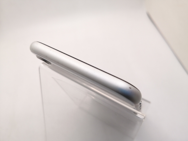 【中古】Apple SoftBank 【SIMロック解除済み】 iPhone SE（第2世代） 64GB ホワイト MHGQ3J/A（後期型番）【三宮駅前】保証期間１ヶ月【ランクB】