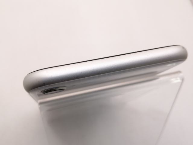 【中古】Apple SoftBank 【SIMロック解除済み】 iPhone SE（第2世代） 64GB ホワイト MHGQ3J/A（後期型番）【三宮駅前】保証期間１ヶ月【ランクB】