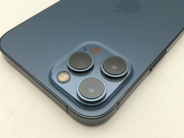 【中古】Apple docomo 【SIMロック解除済み】 iPhone 12 Pro Max 256GB パシフィックブルー MGD23J/A【神戸】保証期間１ヶ月【ランクA】