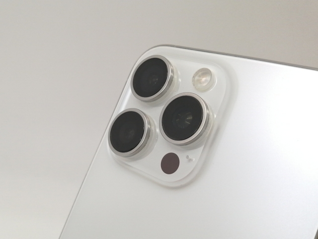【中古】Apple SoftBank 【SIMフリー】 iPhone 15 Pro Max 256GB ホワイトチタニウム MU6Q3J/A【戸塚】保証期間１ヶ月【ランクA】