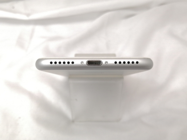 【中古】Apple au 【SIMロック解除済み】 iPhone 7 128GB シルバー MNCL2J/A【戸塚】保証期間１ヶ月【ランクA】_4