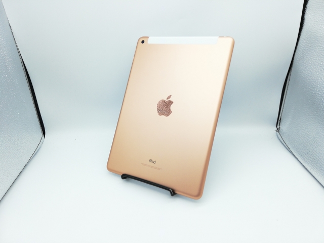【中古】Apple docomo 【SIMロックあり】 iPad（第6世代/2018） 32GB ゴールド MRM02J/A【秋葉本店】保証期間１ヶ月【ランクB】