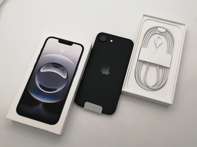 【未使用】Apple au 【SIMフリー】 iPhone 16e 128GB ブラック MD1Q4J/A【OSU301】保証期間３ヶ月_3