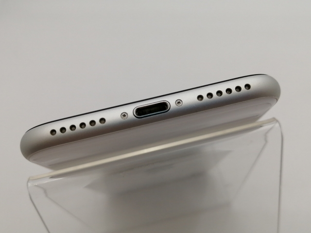 【中古】Apple au 【SIMロック解除済み】 iPhone SE（第2世代） 128GB ホワイト MXD12J/A【大須2】保証期間１ヶ月【ランクA】