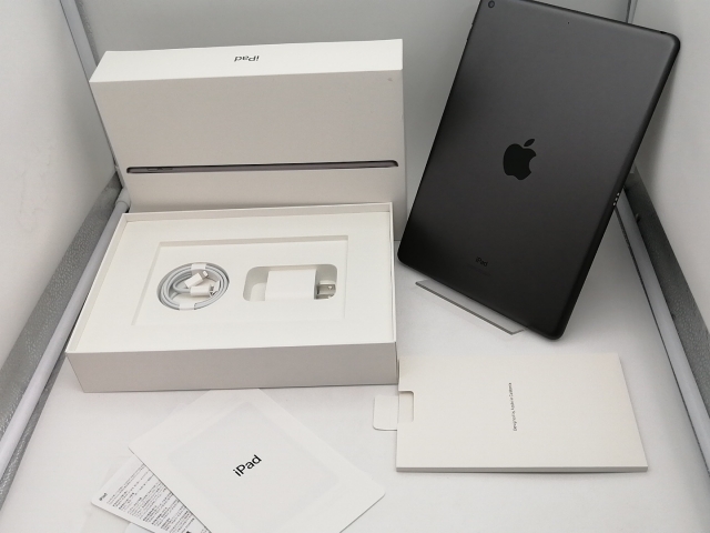Apple iPad 第9世代 Wi-Fi 64GB シルバー、バンパーケース付