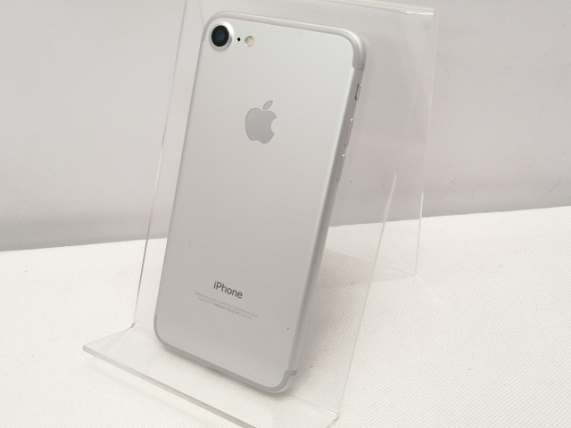 iPhone7 Silver 32GB SIMロック解除済み スマホ 本体