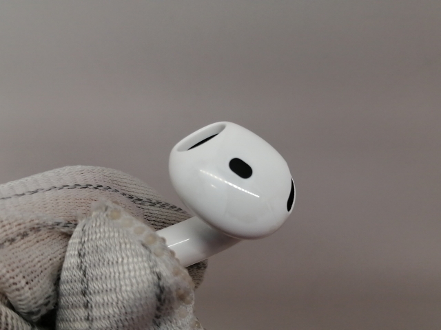 中古】Apple AirPods 4 アクティブノイズキャンセリング搭載モデル