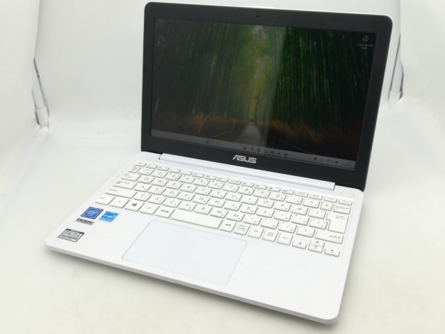 【中古】ASUS E203MA E203MA-4000W パールホワイト【Celeron N4000 4G 64G(eMMC) WiFi 11LCD(1366x768)】【大須】保証期間１ヶ月【ランクC】