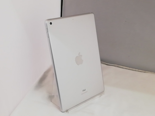 【中古】Apple 【Wi-Fi】 iPad（第8世代/2020） 32GB シルバー MYLA2J/A【秋葉3号】保証期間１ヶ月【ランクC】