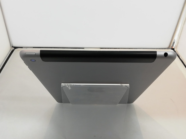 【中古】Apple docomo 【SIMロック解除済み】 iPad（第6世代/2018） 32GB スペースグレイ MR6N2J/A【秋葉3号】保証期間１ヶ月【ランクC】_3