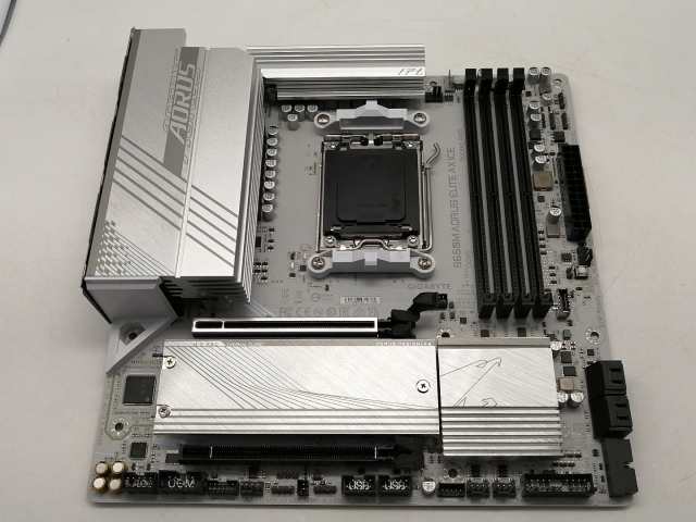 【中古】GIGABYTE B650M AORUS ELITE AX ICE B650/AM5/MicroATX【秋葉2号】保証期間１週間