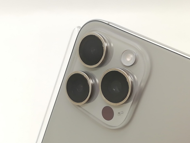 【中古】Apple 国内版 【SIMフリー】 iPhone 15 Pro Max 256GB ナチュラルチタニウム MU6R3J/A【秋葉4号】保証期間１ヶ月【ランクA】