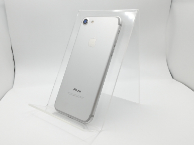 【中古】Apple SoftBank 【SIMロック解除済み】 iPhone 7 32GB シルバー MNCF2J/A【京都】保証期間１ヶ月【ランクB】