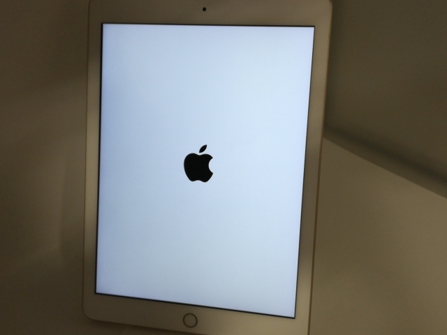 【中古】Apple 国内版 【SIMフリー】 iPad（第5世代/2017） 32GB ゴールド MPG42J/A【京都】保証期間１ヶ月【ランクC】_2