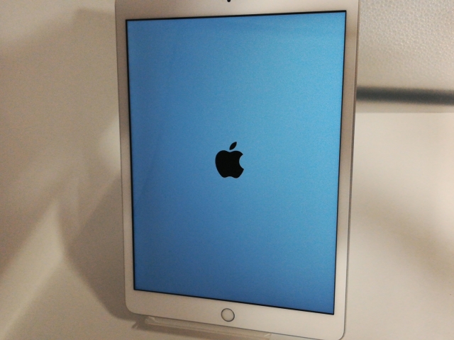 中古】Apple au 【SIMロック解除済み】 iPad（第8世代/2020） 32GB