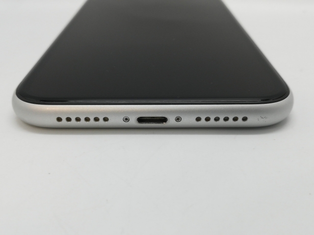 【中古】Apple docomo 【SIMロック解除済み】 iPhone XR 64GB ホワイト MT032J/A【京都】保証期間１ヶ月【ランクC】_4
