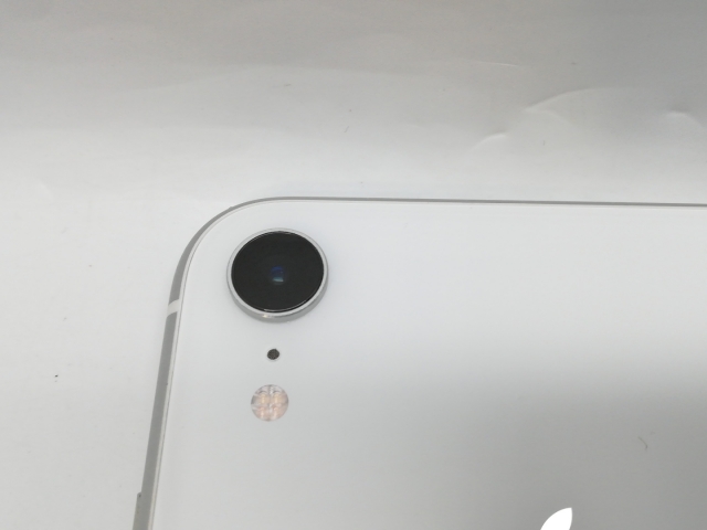 【中古】Apple docomo 【SIMロック解除済み】 iPhone XR 64GB ホワイト MT032J/A【京都】保証期間１ヶ月【ランクC】_6