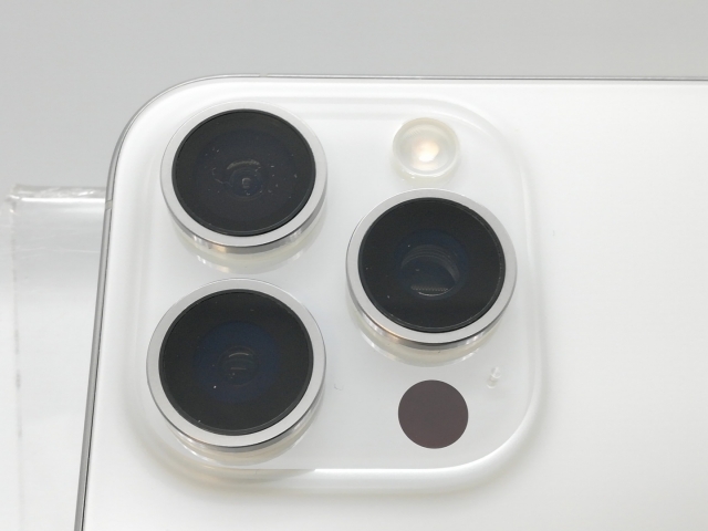 【中古】Apple 国内版 【SIMフリー】 iPhone 15 Pro Max 256GB ホワイトチタニウム MU6Q3J/A【神戸】保証期間１ヶ月【ランクA】
