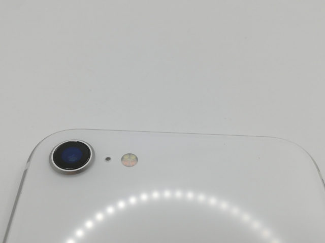 【中古】Apple au 【SIMロック解除済み】 iPhone SE（第2世代） 64GB ホワイト MHGQ3J/A（後期型番）【京都】保証期間１ヶ月【ランクC】_6
