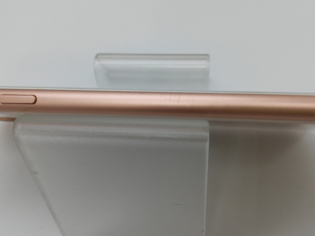 【中古】Apple docomo 【SIMロック解除済み】 iPhone 8 64GB ゴールド MQ7A2J/A【京都】保証期間１ヶ月【ランクC】_4
