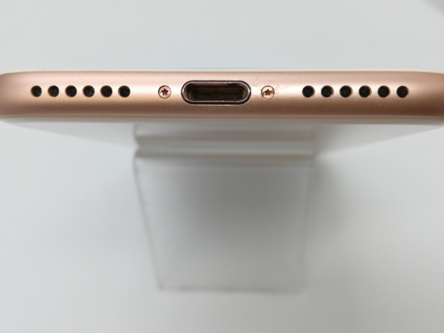【中古】Apple docomo 【SIMロック解除済み】 iPhone 8 64GB ゴールド MQ7A2J/A【京都】保証期間１ヶ月【ランクC】_5