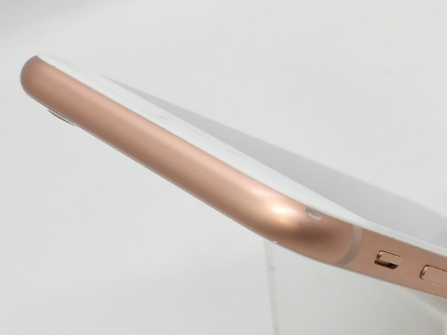 【中古】Apple docomo 【SIMロック解除済み】 iPhone 8 64GB ゴールド MQ7A2J/A【京都】保証期間１ヶ月【ランクC】_2
