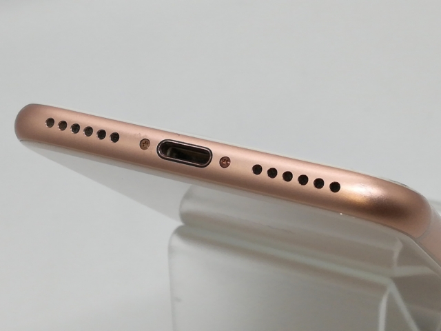【中古】Apple docomo 【SIMロック解除済み】 iPhone 8 64GB ゴールド MQ7A2J/A【京都】保証期間１ヶ月【ランクC】_5
