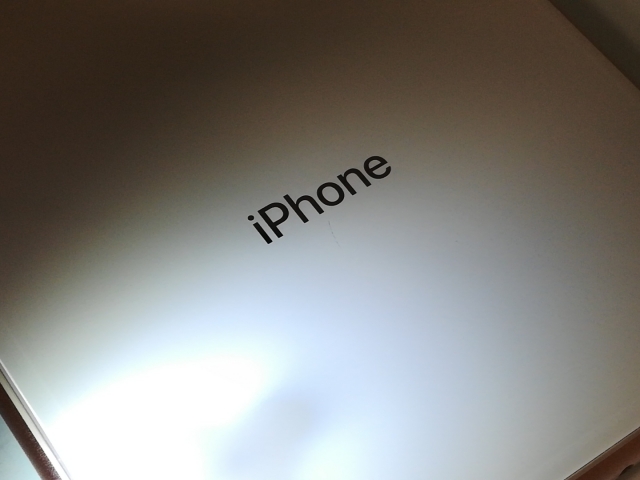【中古】Apple docomo 【SIMロック解除済み】 iPhone 8 64GB ゴールド MQ7A2J/A【京都】保証期間１ヶ月【ランクC】_8