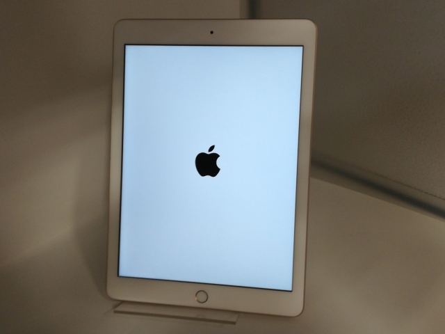 【中古】Apple 【Wi-Fi】 iPad（第5世代/2017） 32GB ゴールド MPGT2J/A【広島】保証期間１ヶ月【ランクB】