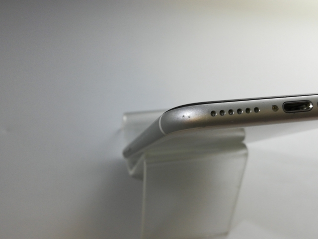 【中古】Apple docomo 【SIMロック解除済み】 iPhone SE（第2世代） 64GB ホワイト MX9T2J/A【京都】保証期間１ヶ月【ランクC】_9
